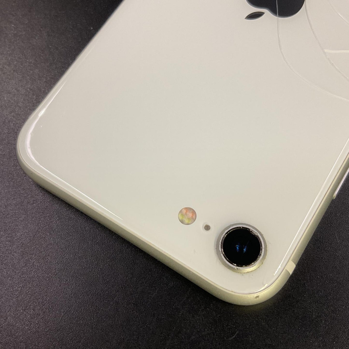 【最速発送】Apple iPhone iPhone SE（第2世代） 64GB ホワイト au 白ロム【難有】 80%