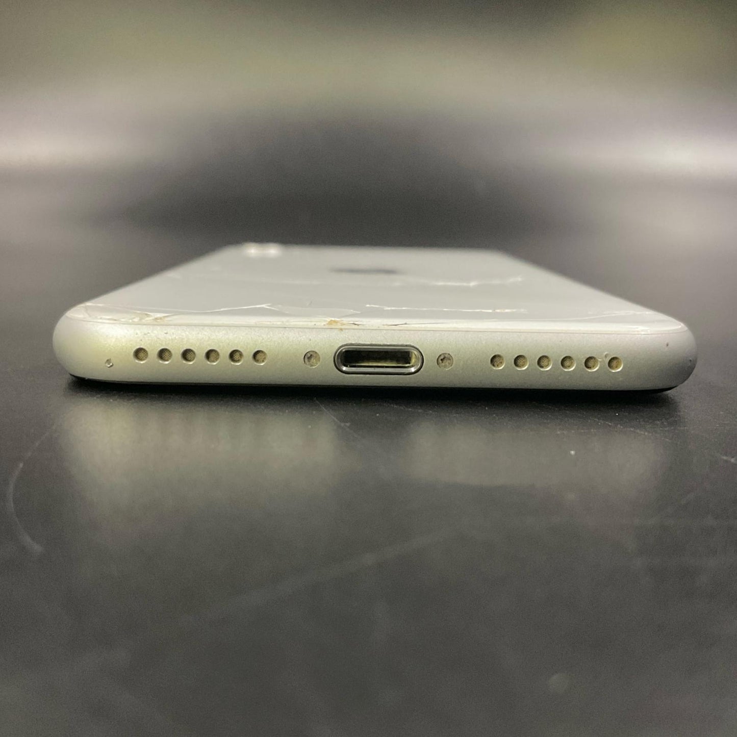 【最速発送】Apple iPhone iPhone SE（第2世代） 64GB ホワイト au 白ロム【難有】 80%