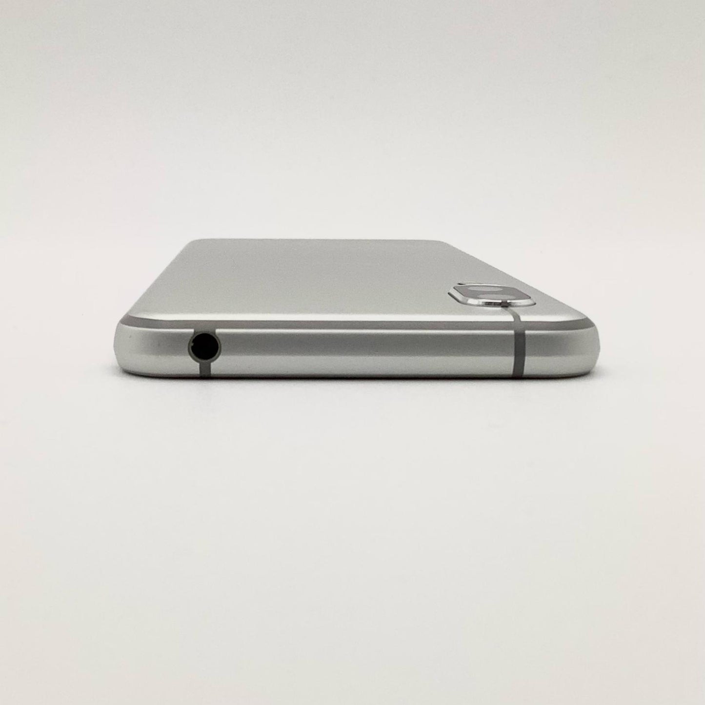 【全額返金保証】【最速発送】SHARP AQUOS sense3 64GB シルバーホワイト docomo SH-02M 白ロム 動作確認済