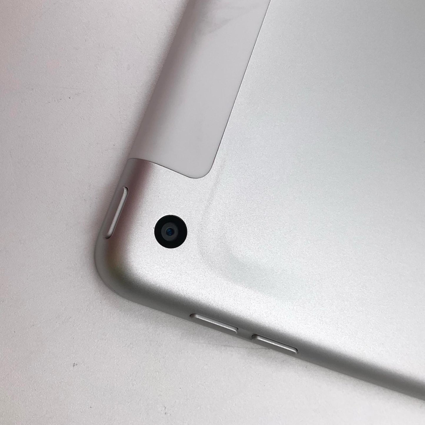 【最速発送】Apple iPad iPad 10.2インチ 第8世代 32GB シルバー WiFi+Cellular【難有】