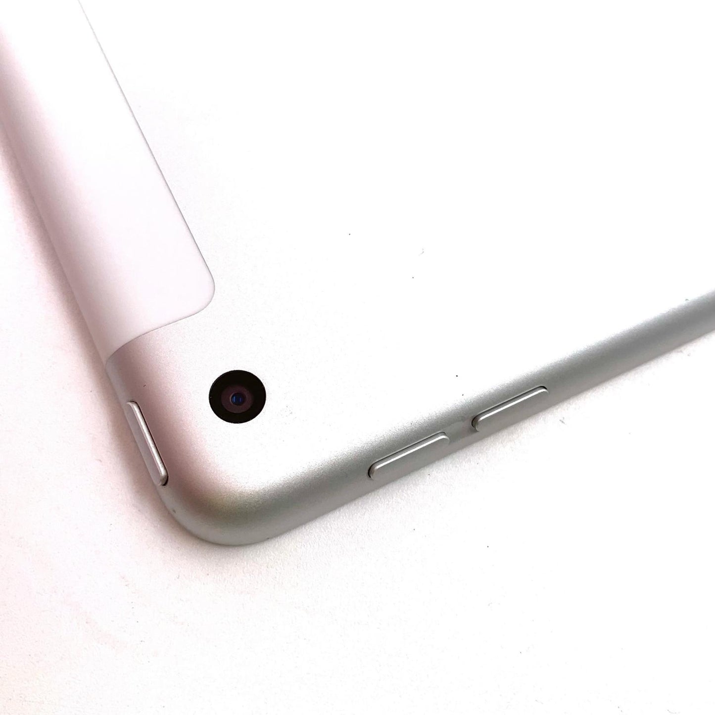 【全額返金保証】【最速発送】Apple iPad iPad 10.2インチ 第7世代 32GB シルバー WiFi+Cellular 動作確認済