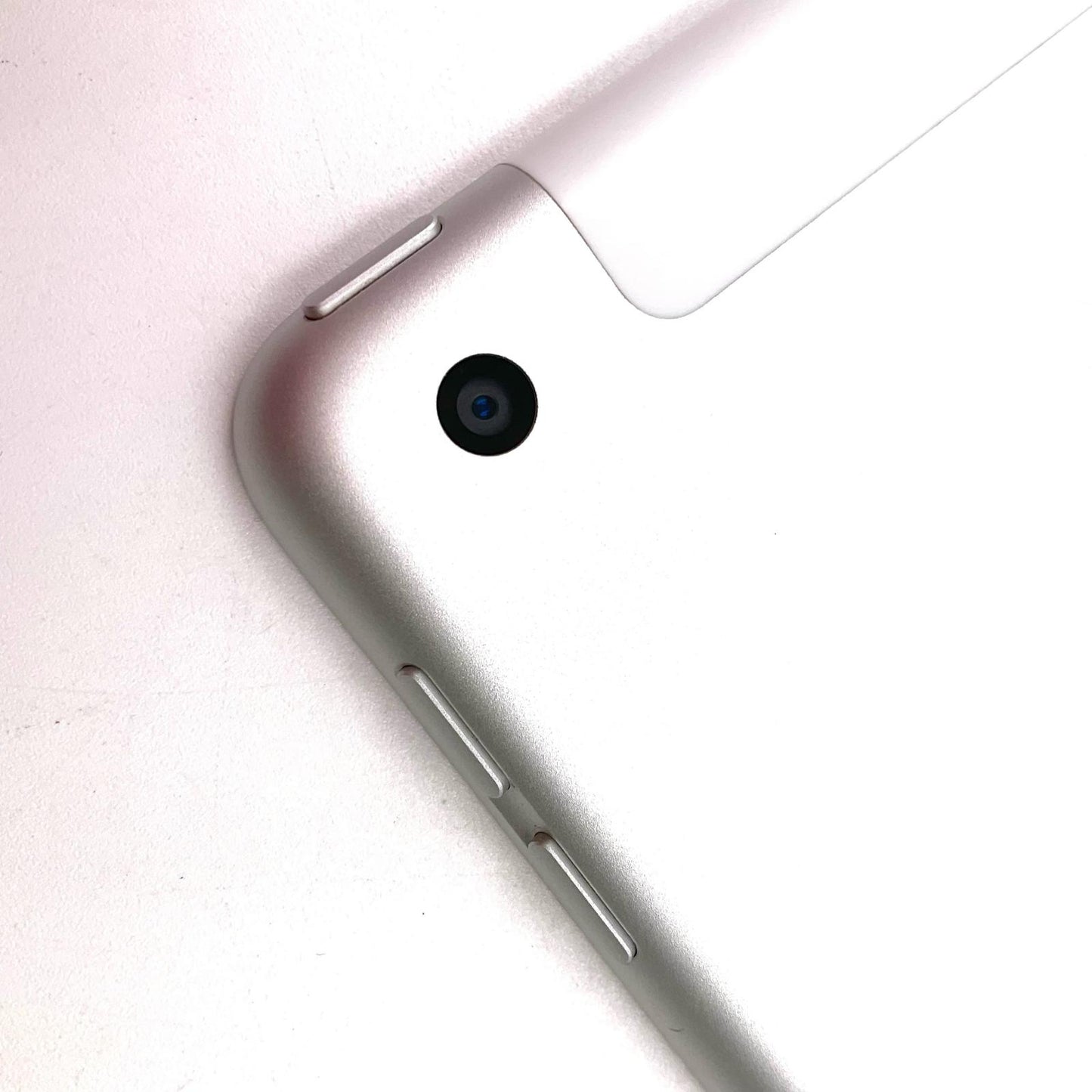 【全額返金保証】【最速発送】Apple iPad iPad 10.2インチ 第7世代 32GB シルバー WiFi+Cellular au 白ロム 動作確認済