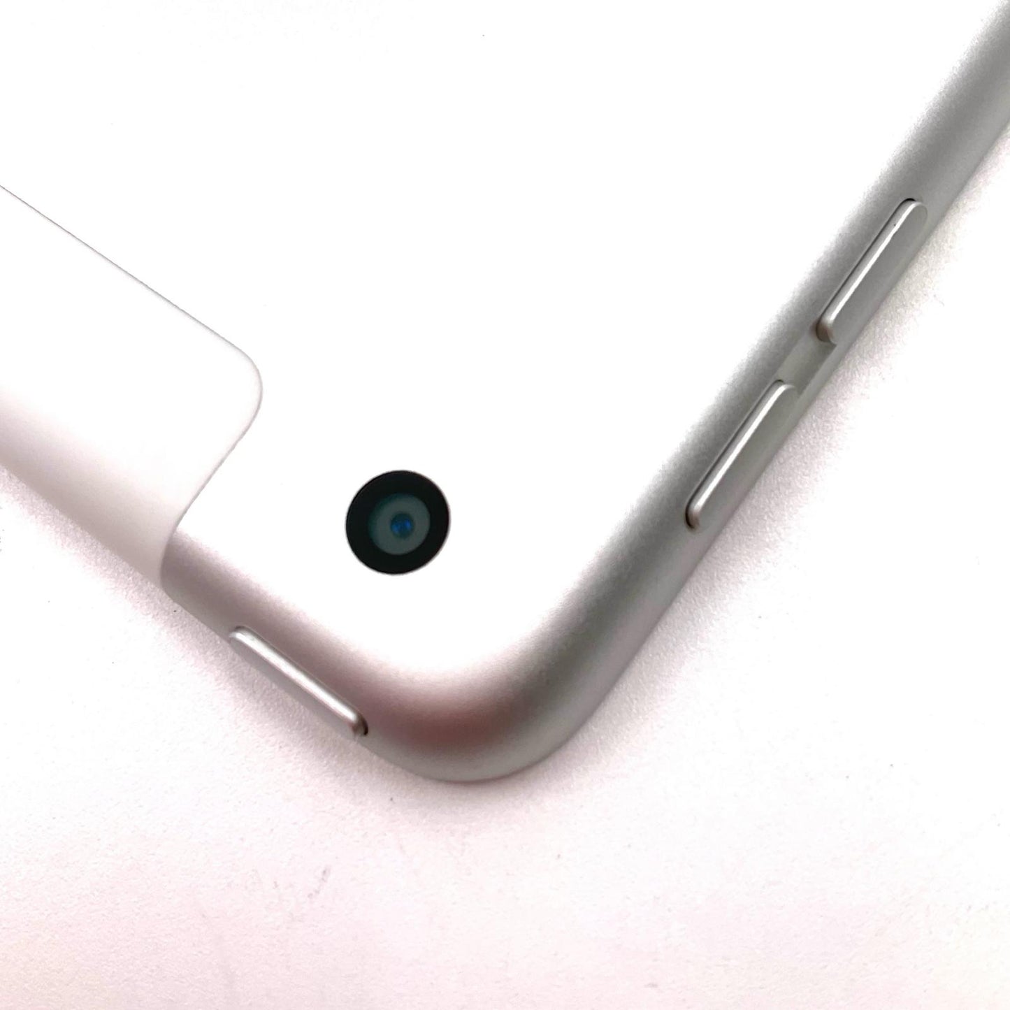 【全額返金保証】【最速発送】Apple iPad iPad 10.2インチ 第7世代 32GB シルバー WiFi+Cellular au 白ロム 美品 動作確認済