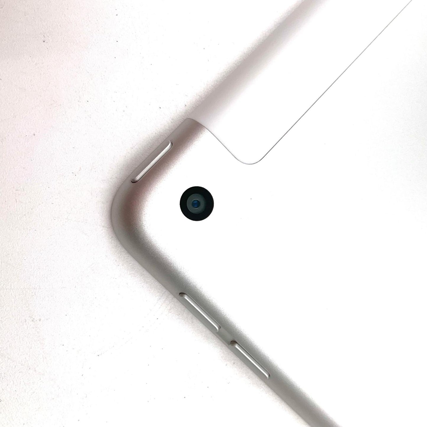 【全額返金保証】【最速発送】Apple iPad iPad 10.2インチ 第7世代 32GB シルバー WiFi+Cellular au 白ロム 動作確認済