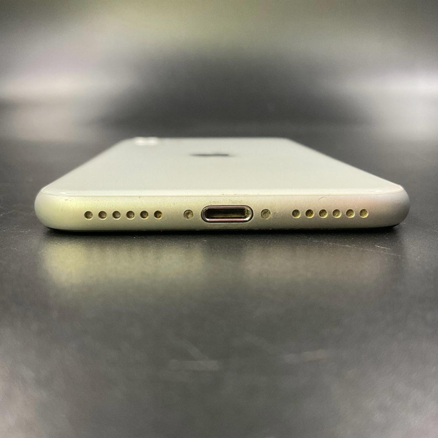【最速発送】Apple iPhone iPhone SE（第2世代） 256GB  au 白ロム【難有】 73%