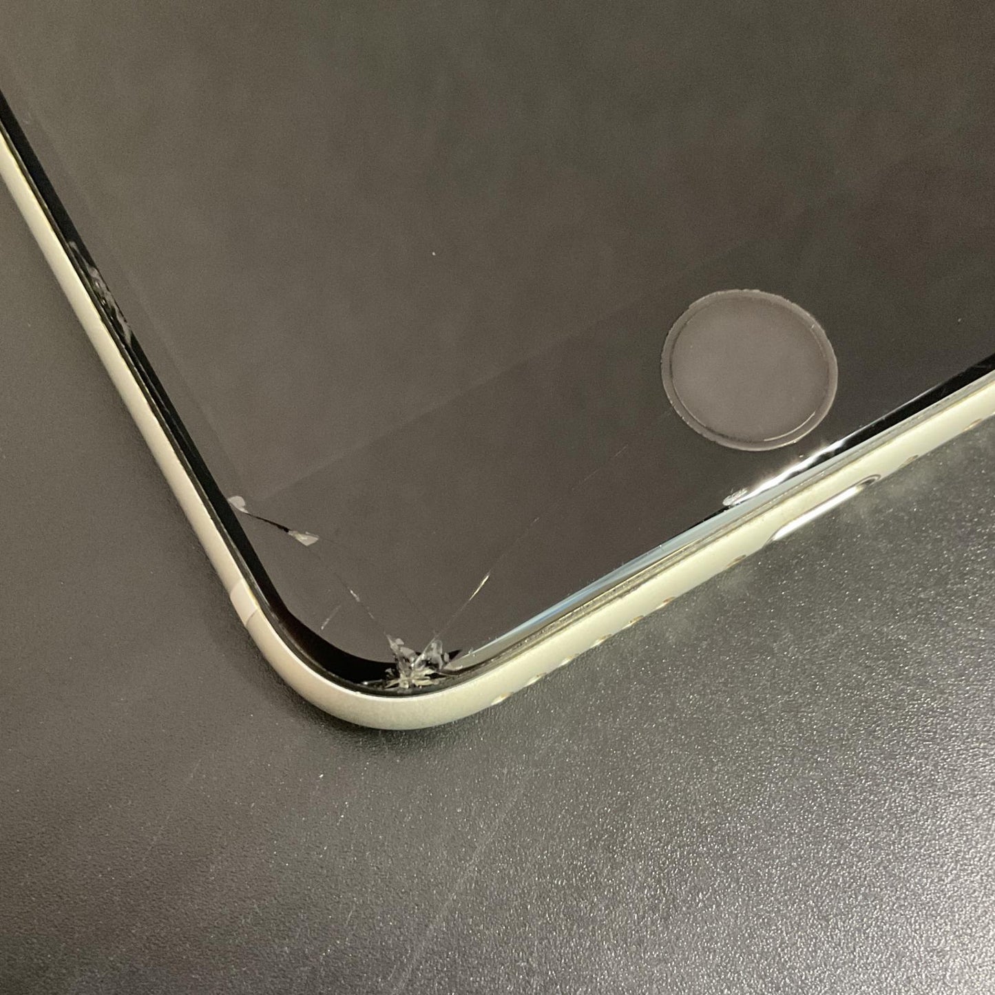 【最速発送】Apple iPhone iPhone SE（第2世代） 256GB  au 白ロム【難有】 73%