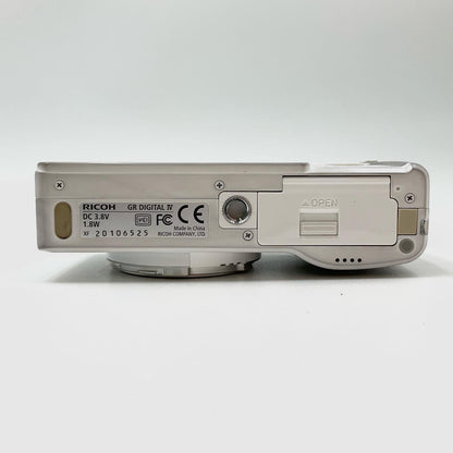 【全額返金保証】【最速発送】RICOH コンパクトデジタルカメラ GR DIGITAL IV ホワイトエディション 美品 動作確認済
