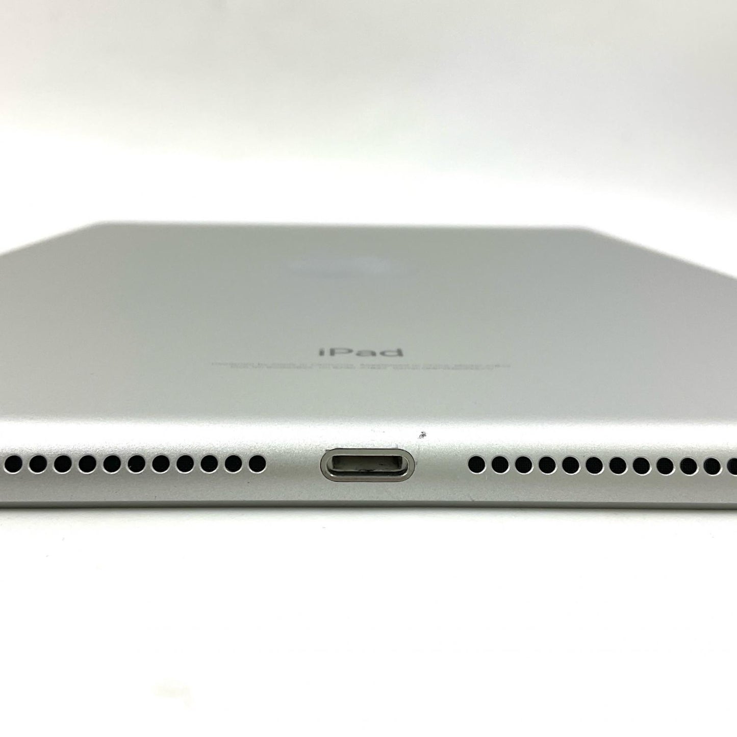 【全額返金保証】【最速発送】Apple iPad iPad 9.7インチ 第5世代 32GB シルバー Wi-Fi 動作確認済