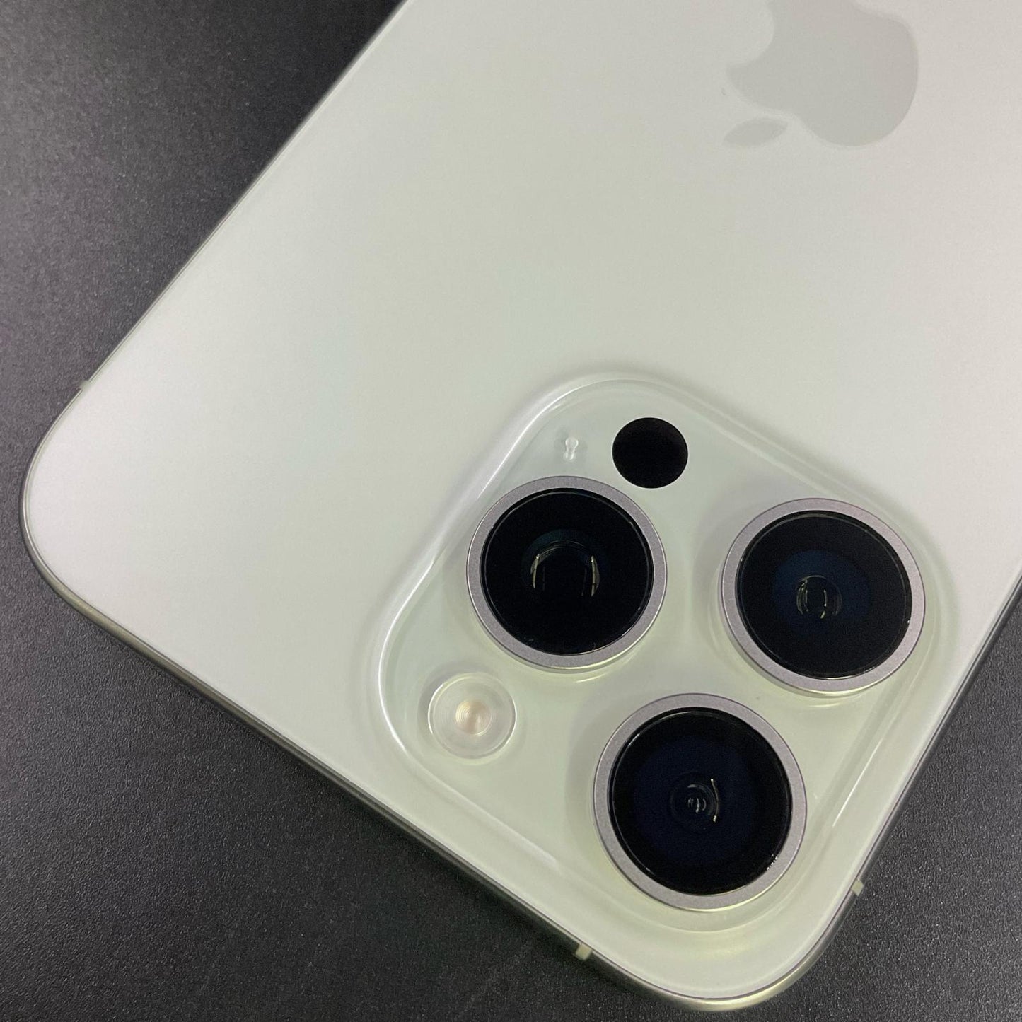 【全額返金保証】【最速発送】Apple iPhone iPhone Pro Max 15 Pro Max 256GB ホワイト Softbank 美品 動作確認済 85%