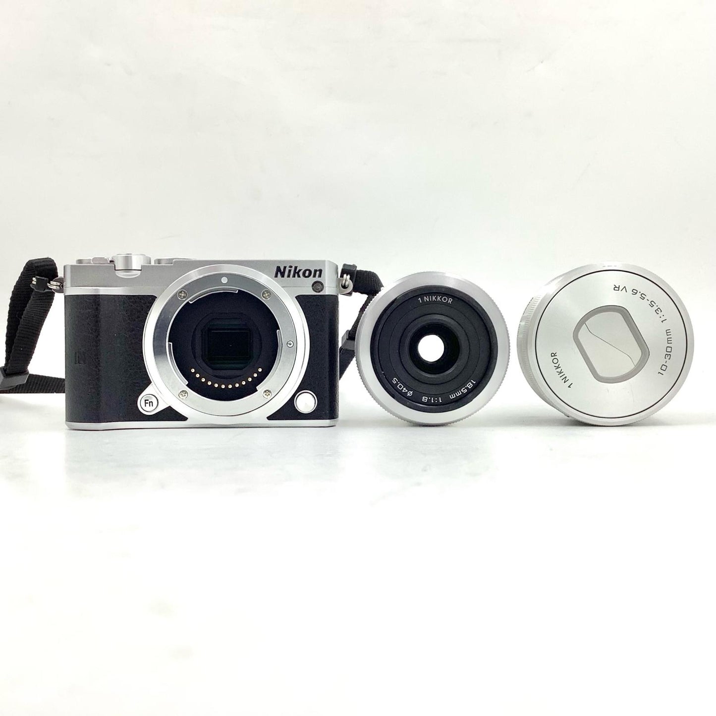 【全額返金保証】【最速発送】Nikon デジタル一眼 Nikon 1 J5 ダブルレンズキット シルバー 動作確認済