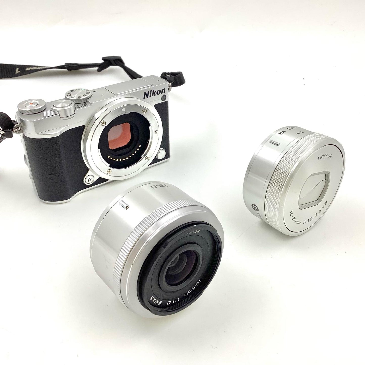 【全額返金保証】【最速発送】Nikon デジタル一眼 Nikon 1 J5 ダブルレンズキット シルバー 動作確認済