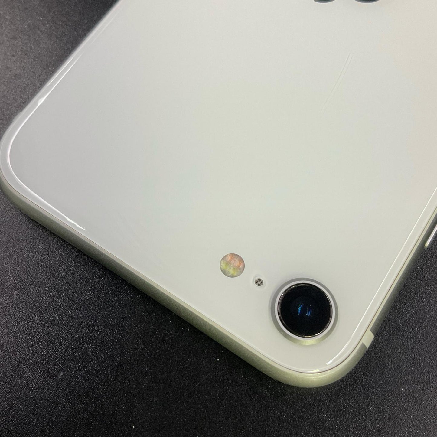 【全額返金保証】【最速発送】Apple iPhone iPhone SE（第2世代） 128GB ホワイト docomo 白ロム 動作確認済 100%