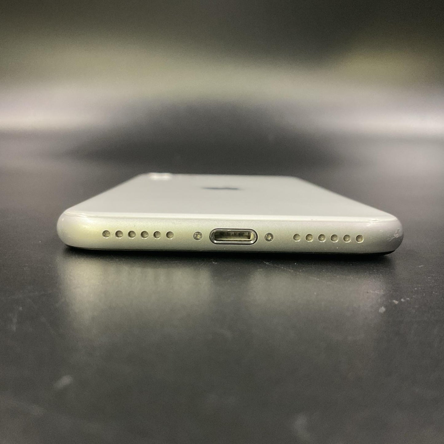 【全額返金保証】【最速発送】Apple iPhone iPhone SE（第2世代） 128GB ホワイト docomo 白ロム 動作確認済 100%