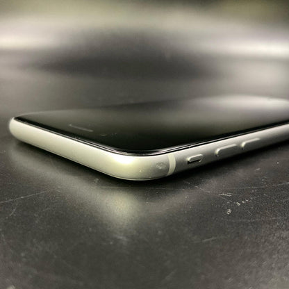 【全額返金保証】【最速発送】Apple iPhone iPhone SE（第2世代） 128GB ホワイト docomo 白ロム 動作確認済 100%