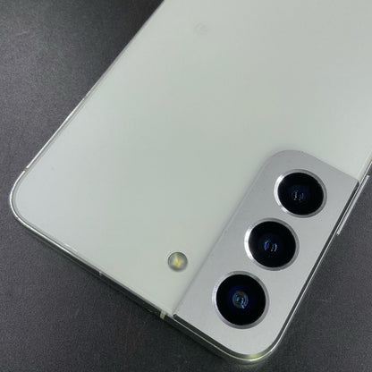 【全額返金保証】【最速発送】SAMSUNG Galaxy S22 256GB ファントムホワイト SIMフリー SCG13 動作確認済
