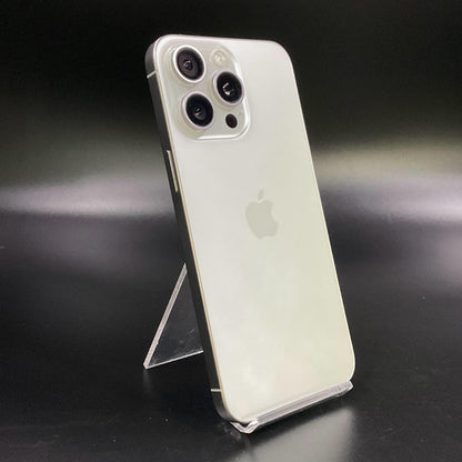 【全額返金保証】【最速発送】Apple iPhone iPhone Pro Max 15 Pro Max 1TB ホワイトチタニウム au 動作確認済 81%