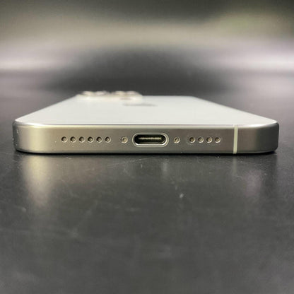 【全額返金保証】【最速発送】Apple iPhone iPhone Pro Max 15 Pro Max 1TB ホワイトチタニウム au 動作確認済 81%