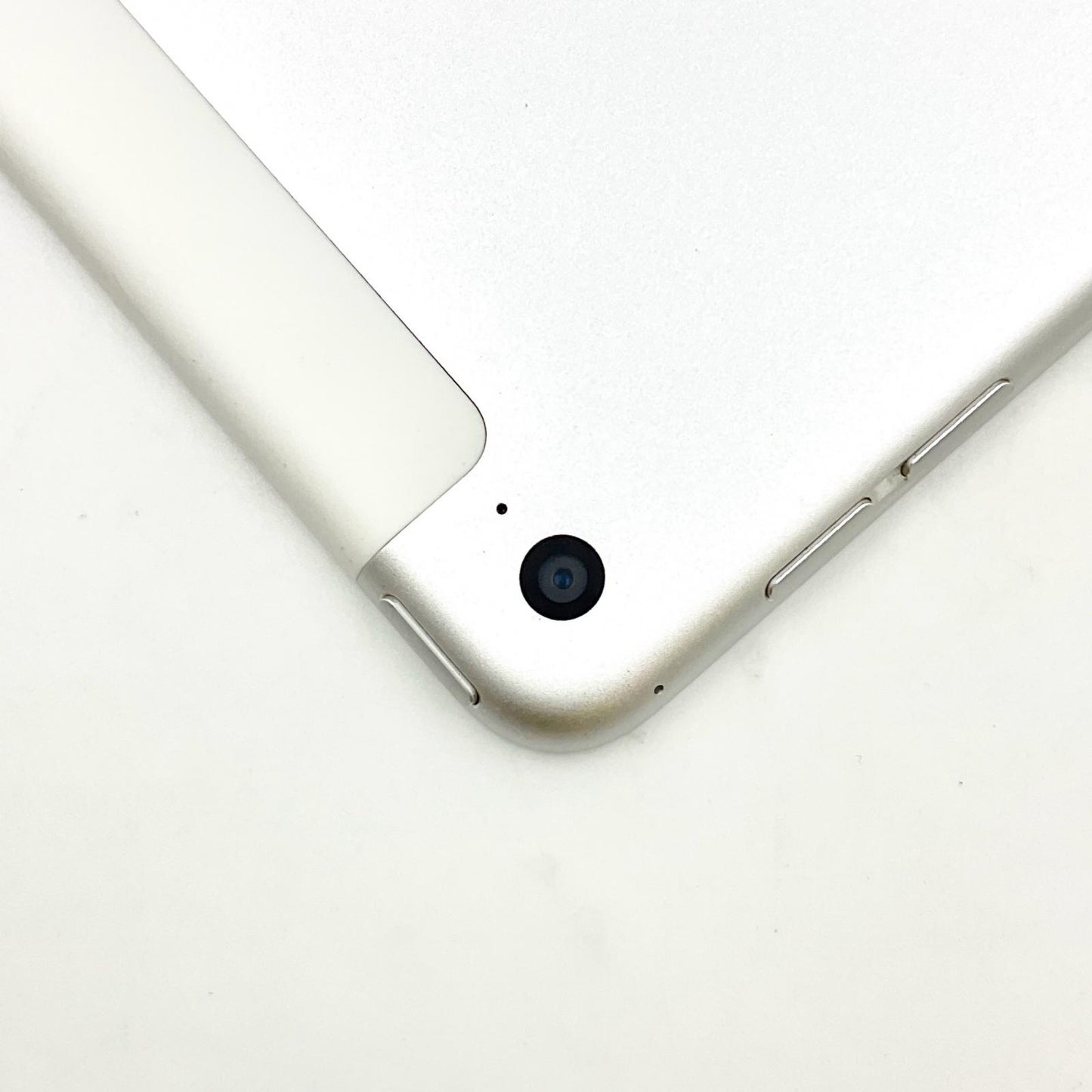 【全額返金保証】【最速発送】Apple iPad Air 9.7インチ 第2世代 16GB シルバー WiFi+Cellular docomo 白ロム 動作確認済