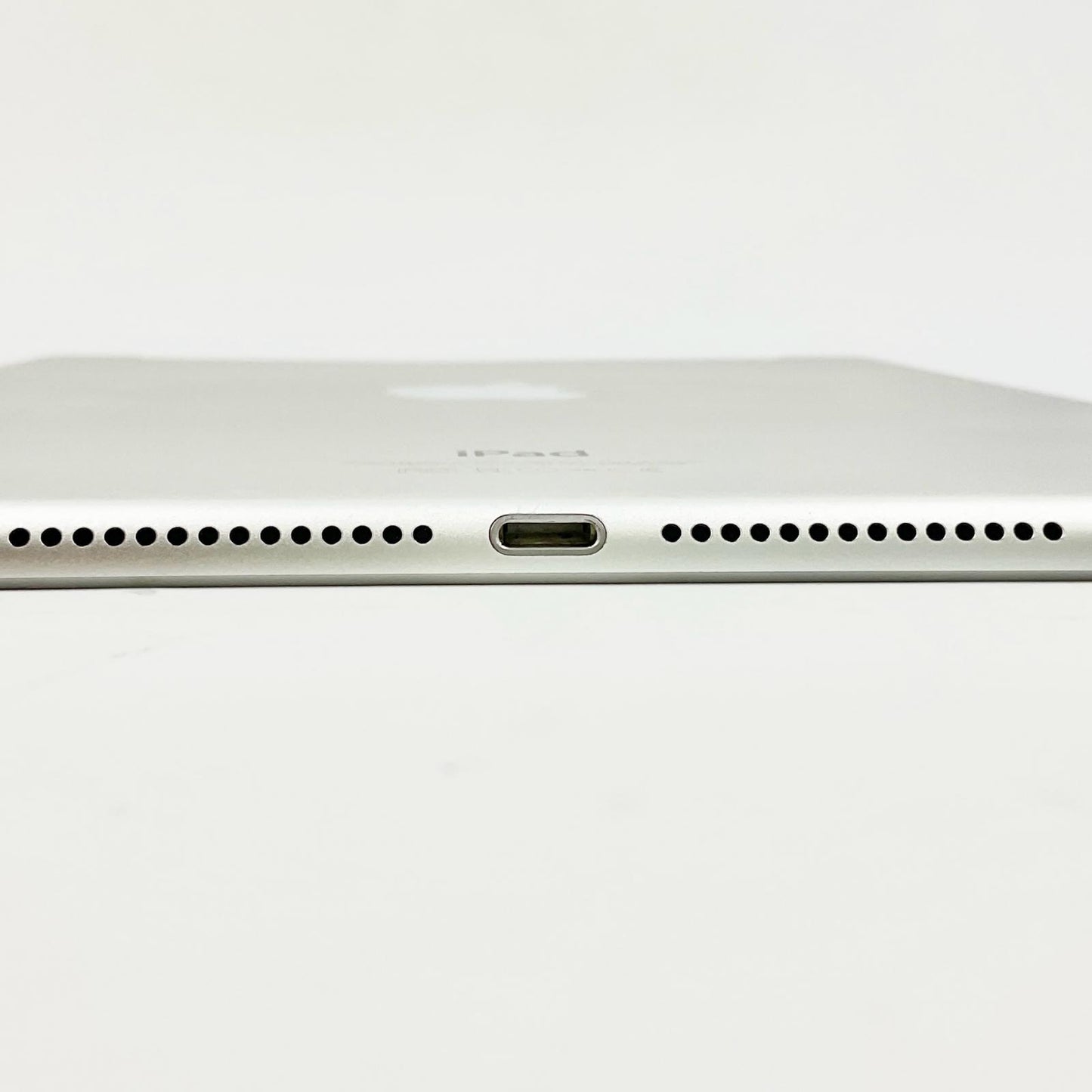 【全額返金保証】【最速発送】Apple iPad Air 9.7インチ 第2世代 16GB シルバー WiFi+Cellular docomo 白ロム 動作確認済