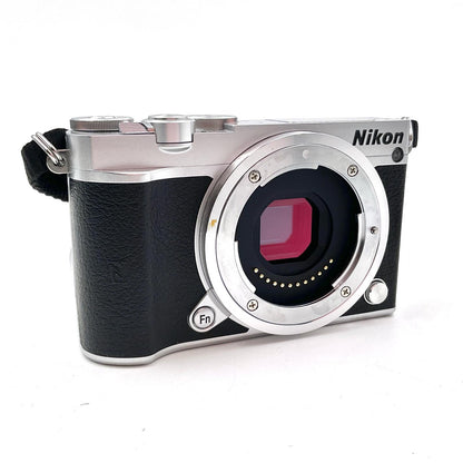 【全額返金保証】【最速発送】Nikon デジタル一眼 1 J5 標準パワーズームレンズキット シルバー 動作確認済