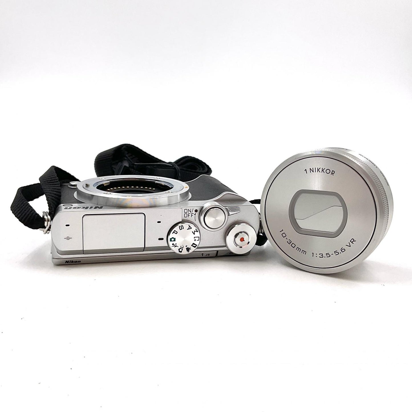 【全額返金保証】【最速発送】Nikon デジタル一眼 1 J5 標準パワーズームレンズキット シルバー 動作確認済