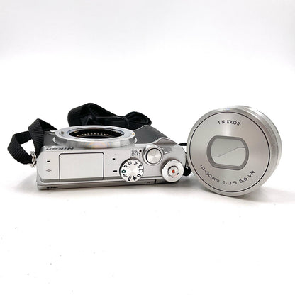 【全額返金保証】【最速発送】Nikon デジタル一眼 1 J5 標準パワーズームレンズキット シルバー 動作確認済