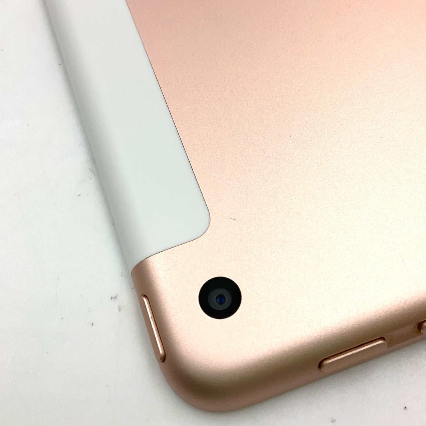 【全額返金保証】【最速発送】Apple iPad iPad 9.7インチ 第6世代 32GB ゴールド WiFi+Cellular docomo 白ロム 動作確認済