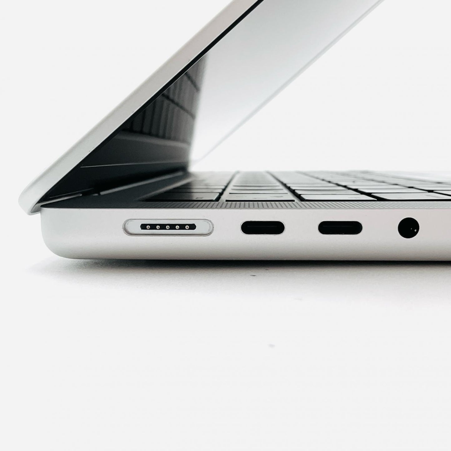 【最速発送】Apple MacBook Pro 14インチ 2021 Apple M1 Pro 16GB SSD 512GB シルバー 89%【難有】