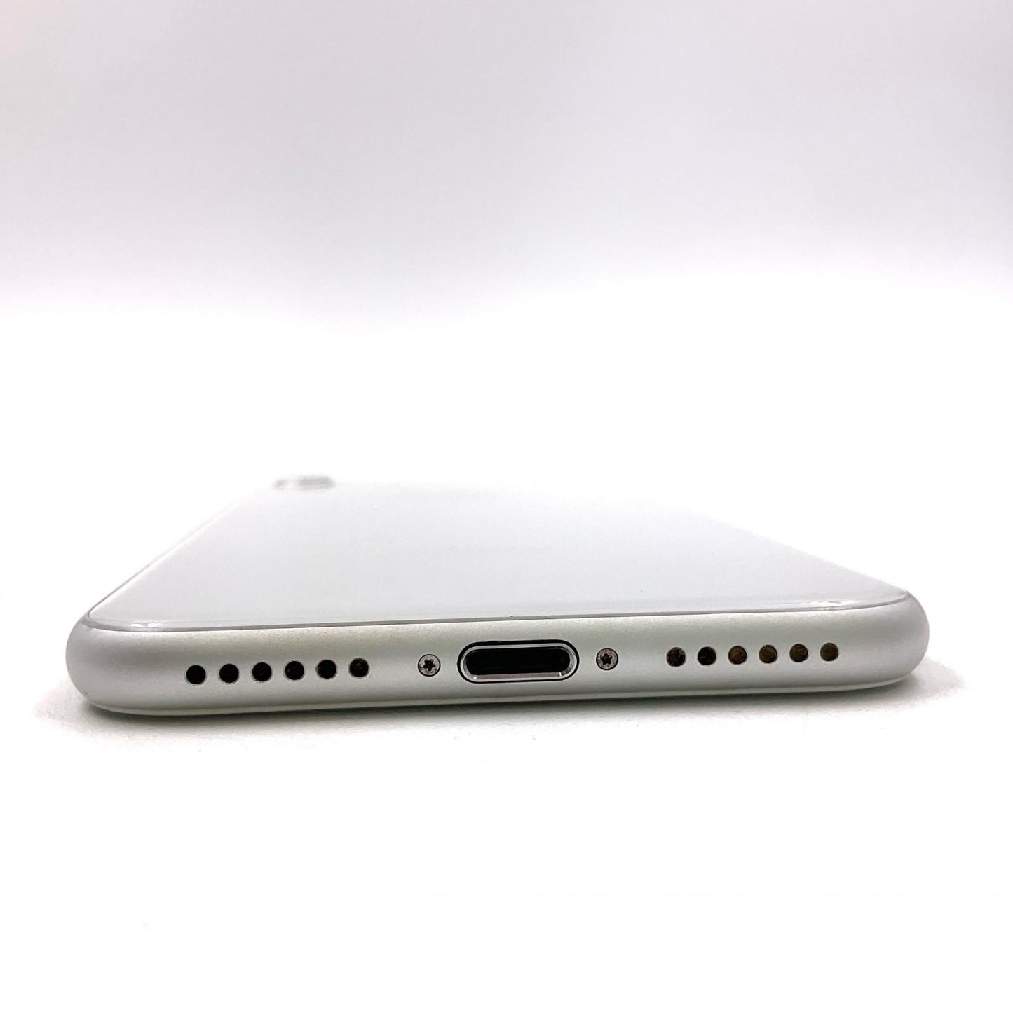 【全額返金保証】【最速発送】Apple iPhone iPhone 8 64GB シルバー au 白ロム 動作確認済 82%