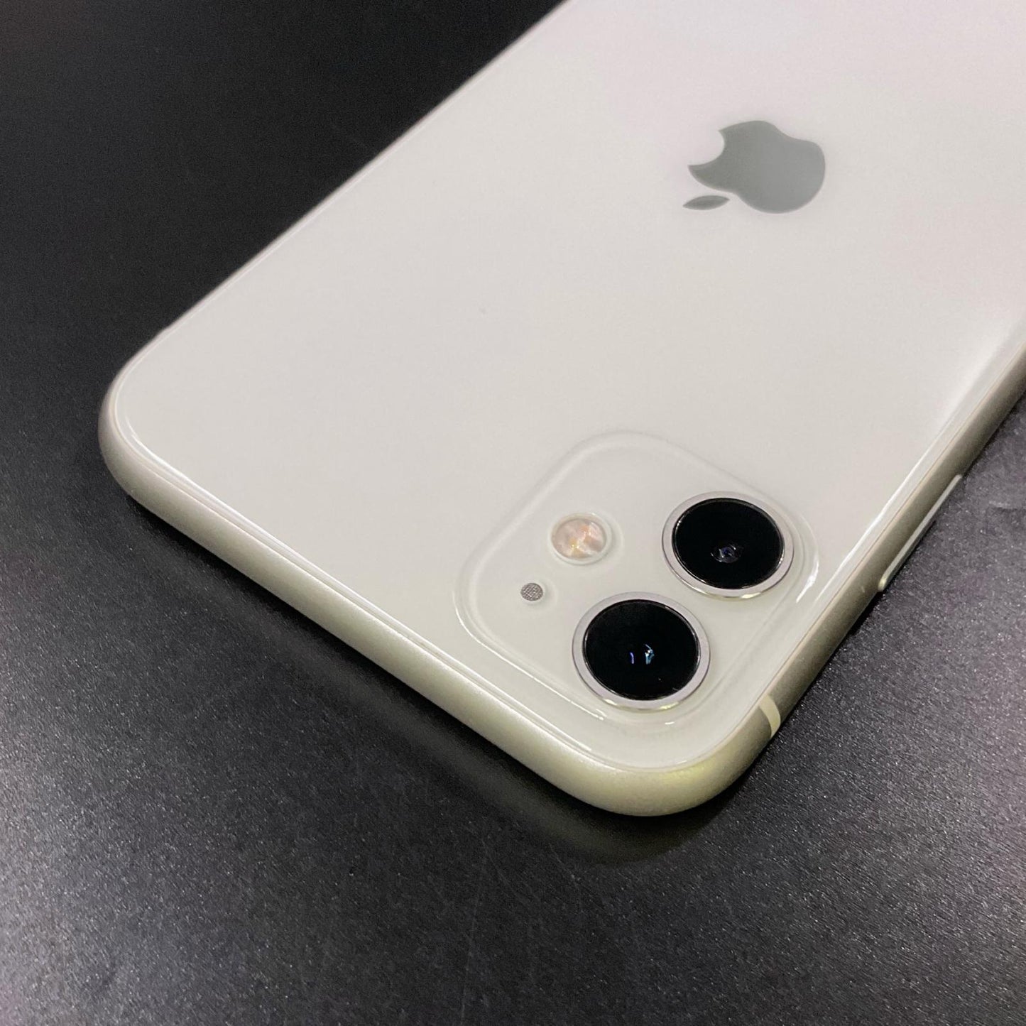 【全額返金保証】【最速発送】Apple iPhone iPhone 11 64GB ホワイト docomo 白ロム 動作確認済 76%
