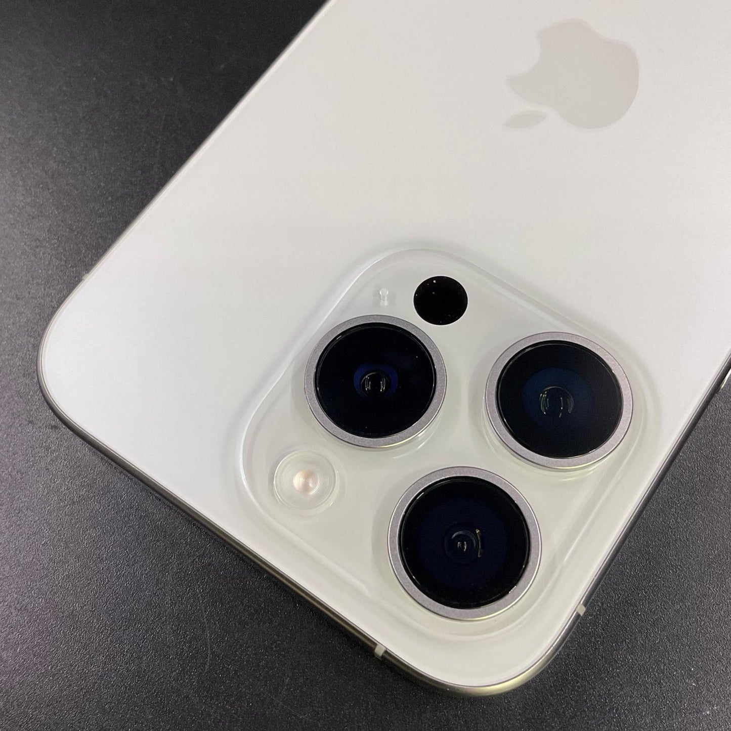 【全額返金保証】【最速発送】Apple iPhone iPhone 15 Pro 128GB ホワイトチタニウム SIMフリー 動作確認済 94%