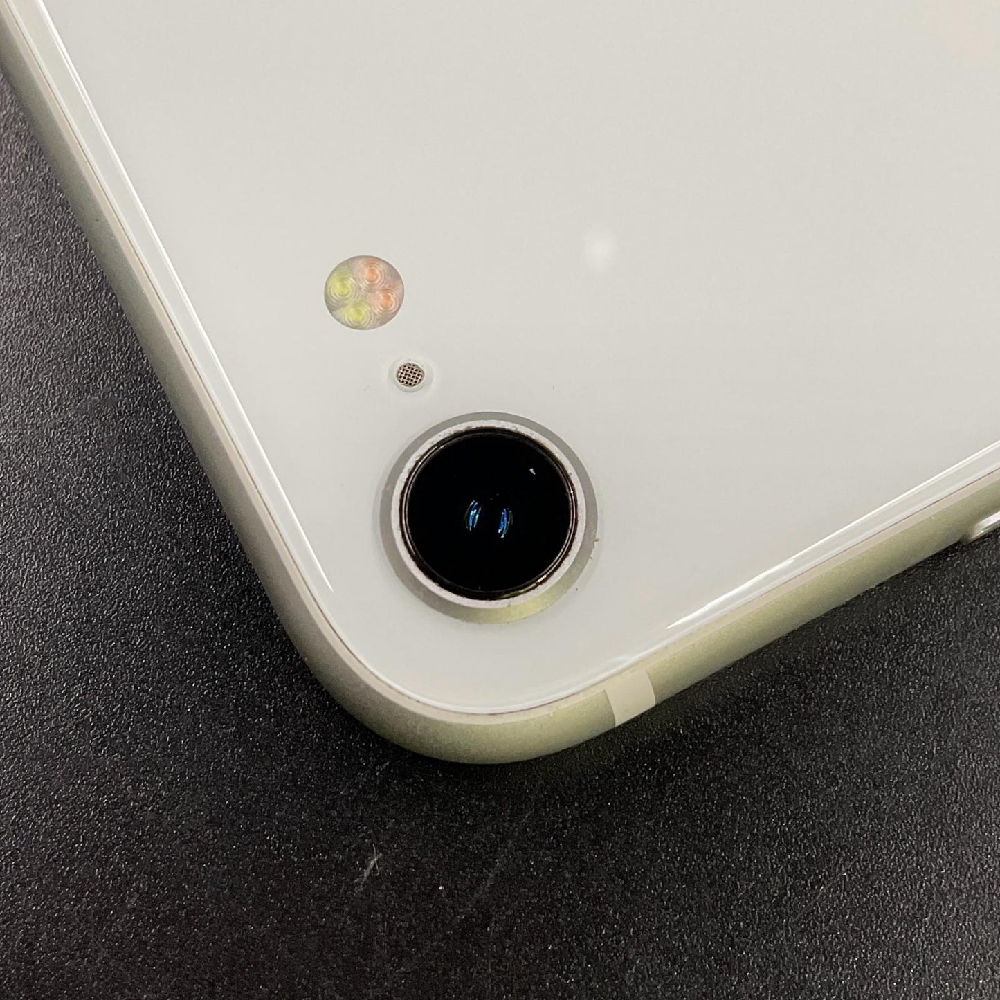 【最速発送】Apple iPhone iPhone SE（第2世代） 128GB ホワイト docomo 白ロム【難有】 84%
