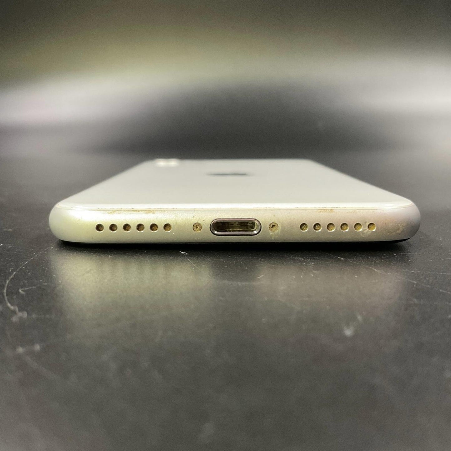 【最速発送】Apple iPhone iPhone SE（第2世代） 128GB ホワイト docomo 白ロム【難有】 84%