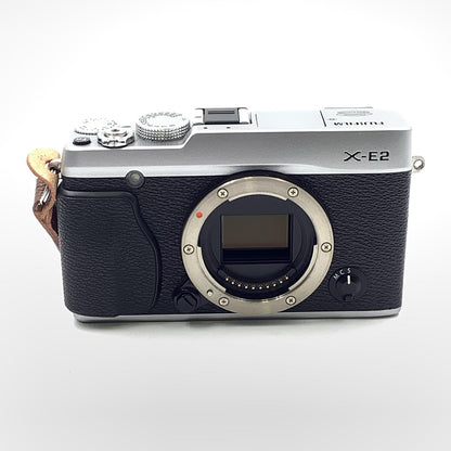 【全額返金保証】【最速発送】FUJIFILM デジタル一眼 X-E2 ボディ [シルバー] 美品 動作確認済