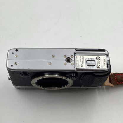 【全額返金保証】【最速発送】FUJIFILM デジタル一眼 X-E2 ボディ [シルバー] 美品 動作確認済