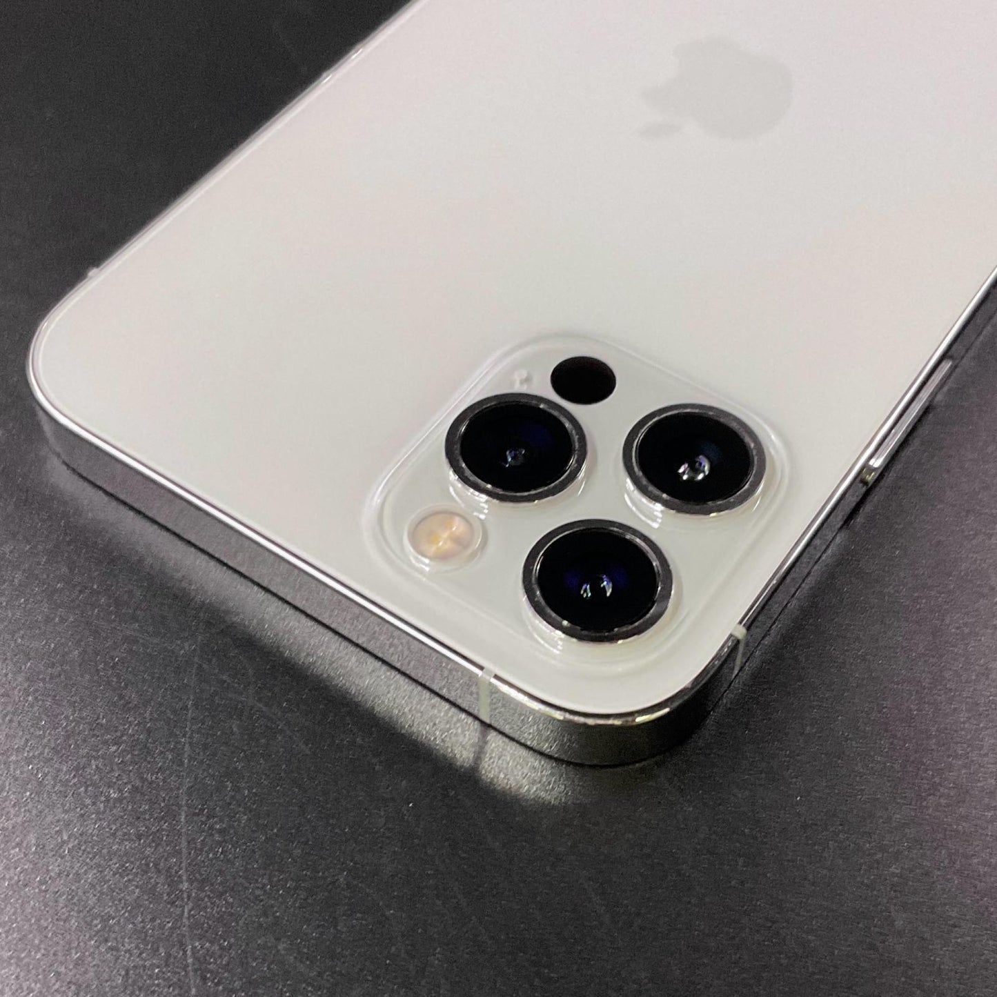 【全額返金保証】【最速発送】Apple iPhone iPhone 12 Pro 128GB シルバー au 白ロム 動作確認済 81%