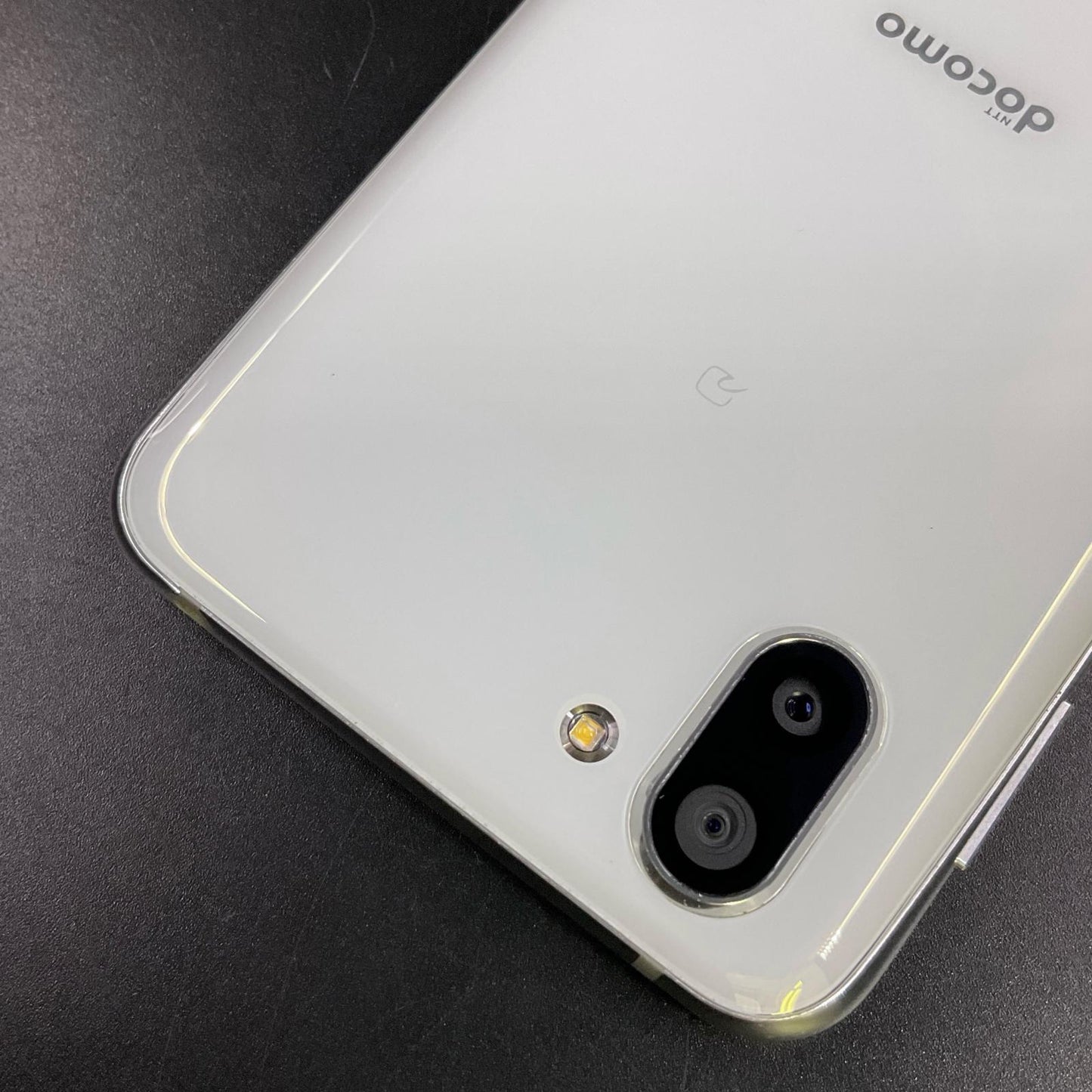 【最速発送】SHARP AQUOS R2 64GB プラチナホワイト docomo SH-03K 白ロム【難有】