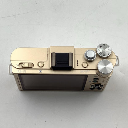 【全額返金保証】【最速発送】PENTAX デジタル一眼 Q-S1 ボディ [シャンパンゴールド×クリーム] 動作確認済