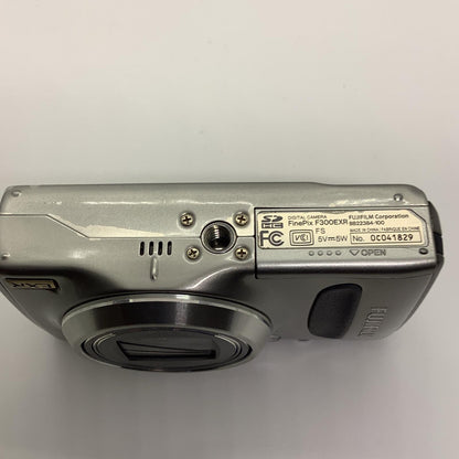 【全額返金保証】【最速発送】FUJIFILM コンパクトデジタルカメラ FinePix F300EXR [シルバー] 動作確認済