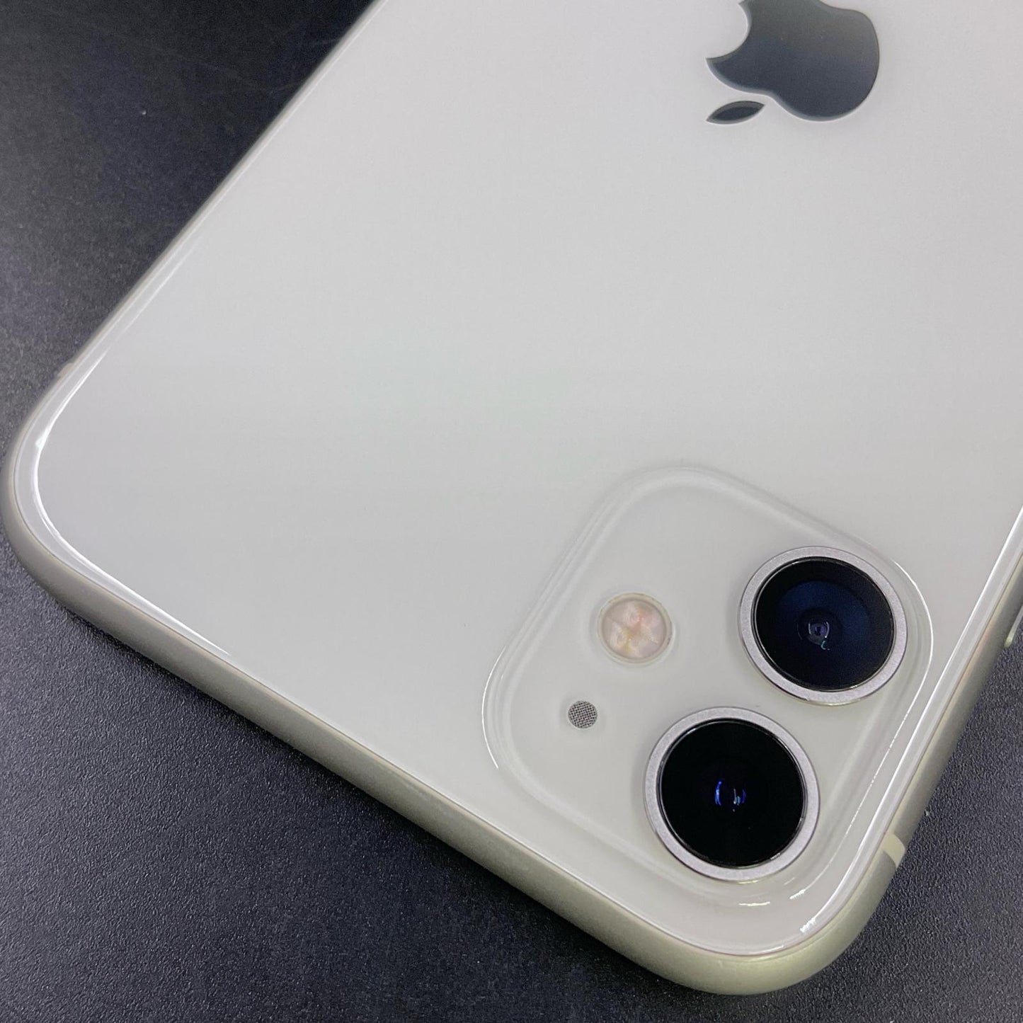 【全額返金保証】【最速発送】Apple iPhone iPhone 11 64GB ホワイト au 白ロム 動作確認済 84%
