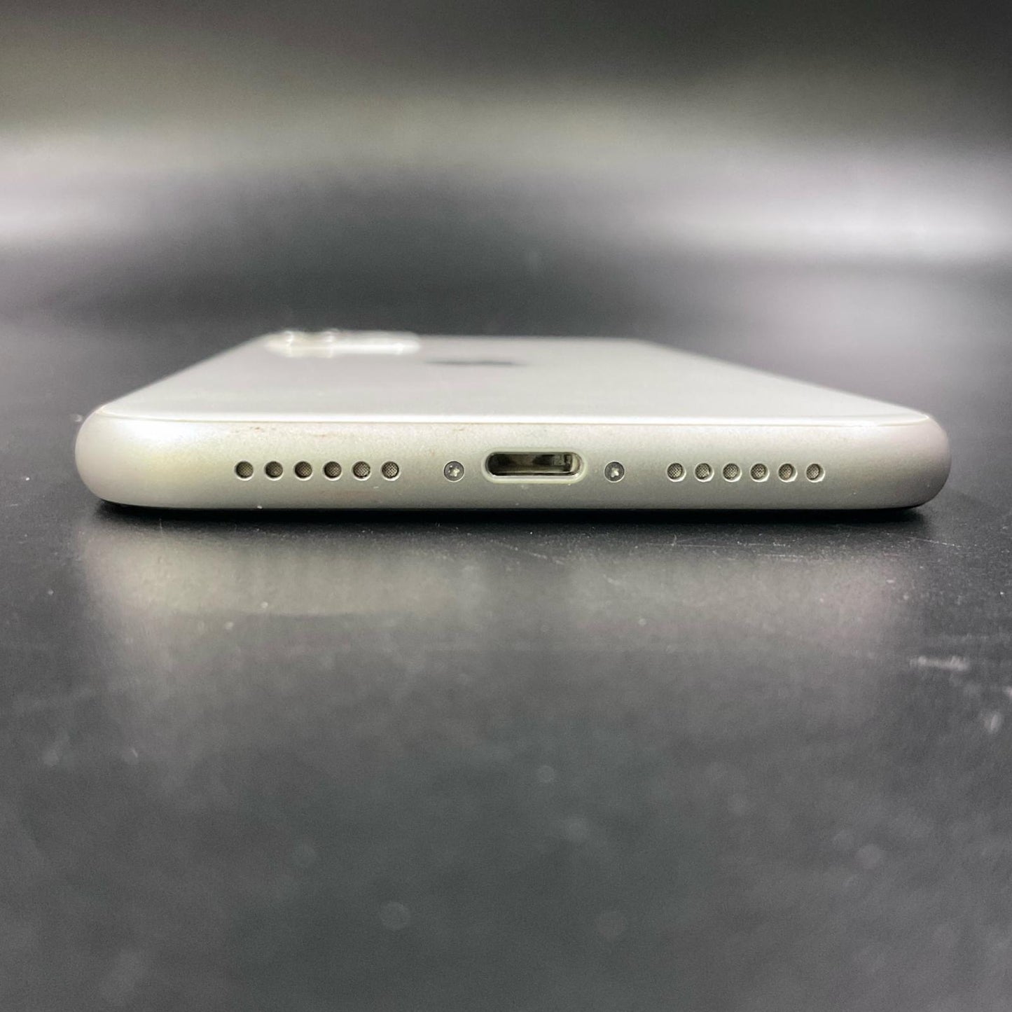 【全額返金保証】【最速発送】Apple iPhone iPhone 11 64GB ホワイト au 白ロム 動作確認済 84%