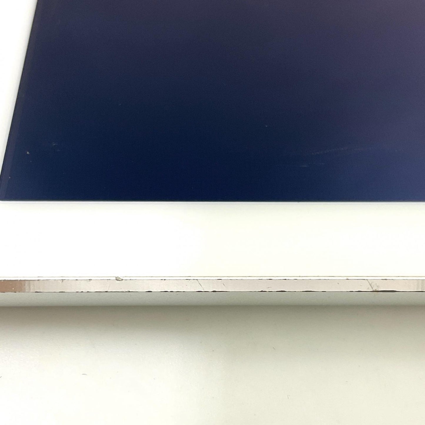 【最速発送】Apple iPad Air 9.7インチ 第2世代 32GB シルバー Wi-Fi【難有】