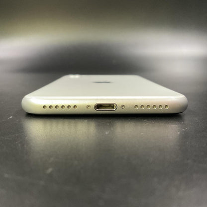 【全額返金保証】【最速発送】Apple iPhone iPhone SE（第2世代） 128GB ホワイト docomo 白ロム 動作確認済 83%