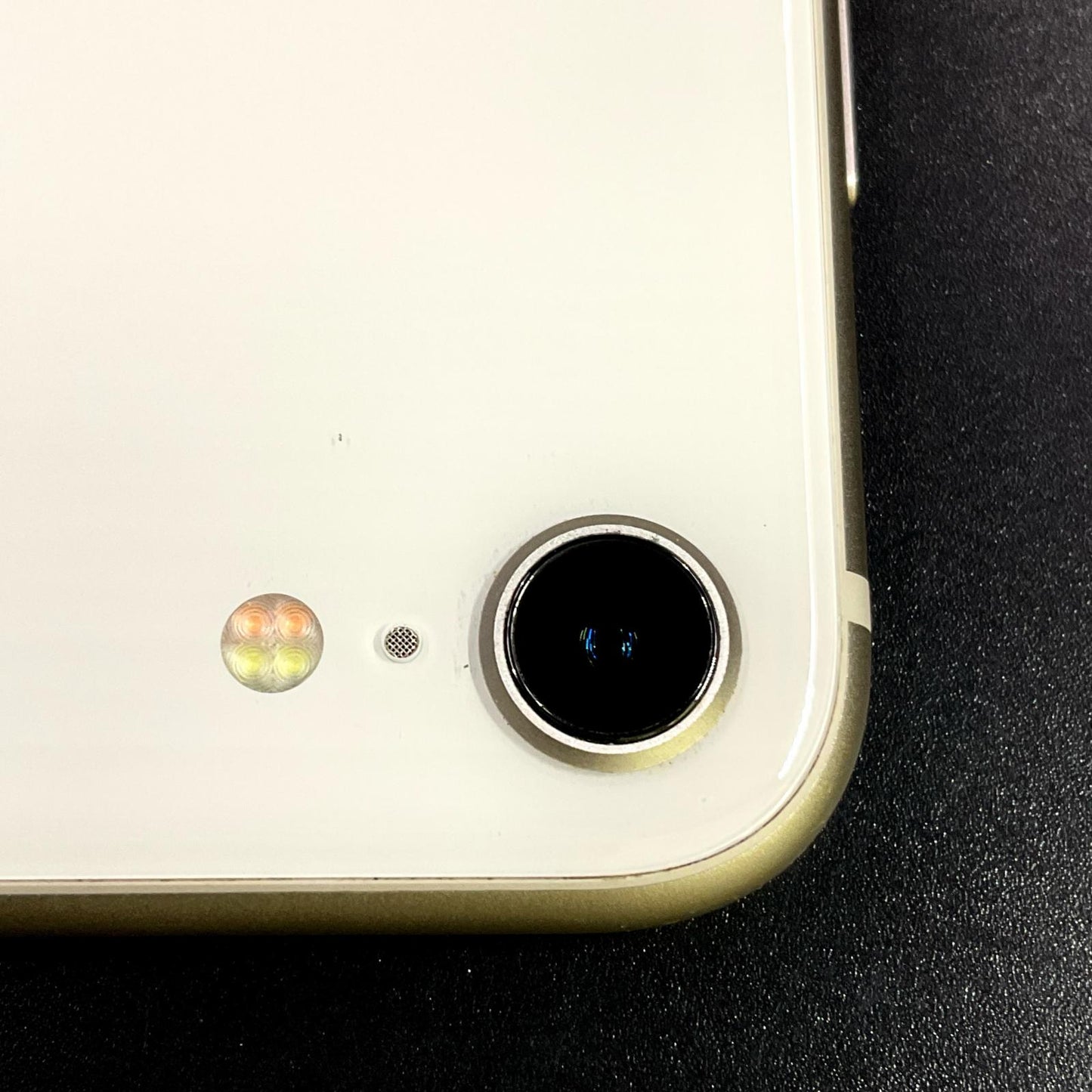 【全額返金保証】【最速発送】Apple iPhone iPhone SE（第3世代） 64GB ホワイト docomo 白ロム 動作確認済 83%