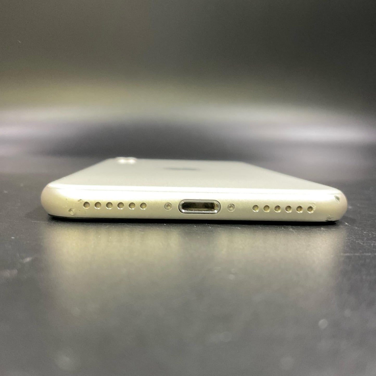 【全額返金保証】【最速発送】Apple iPhone iPhone SE（第3世代） 64GB ホワイト docomo 白ロム 動作確認済 83%