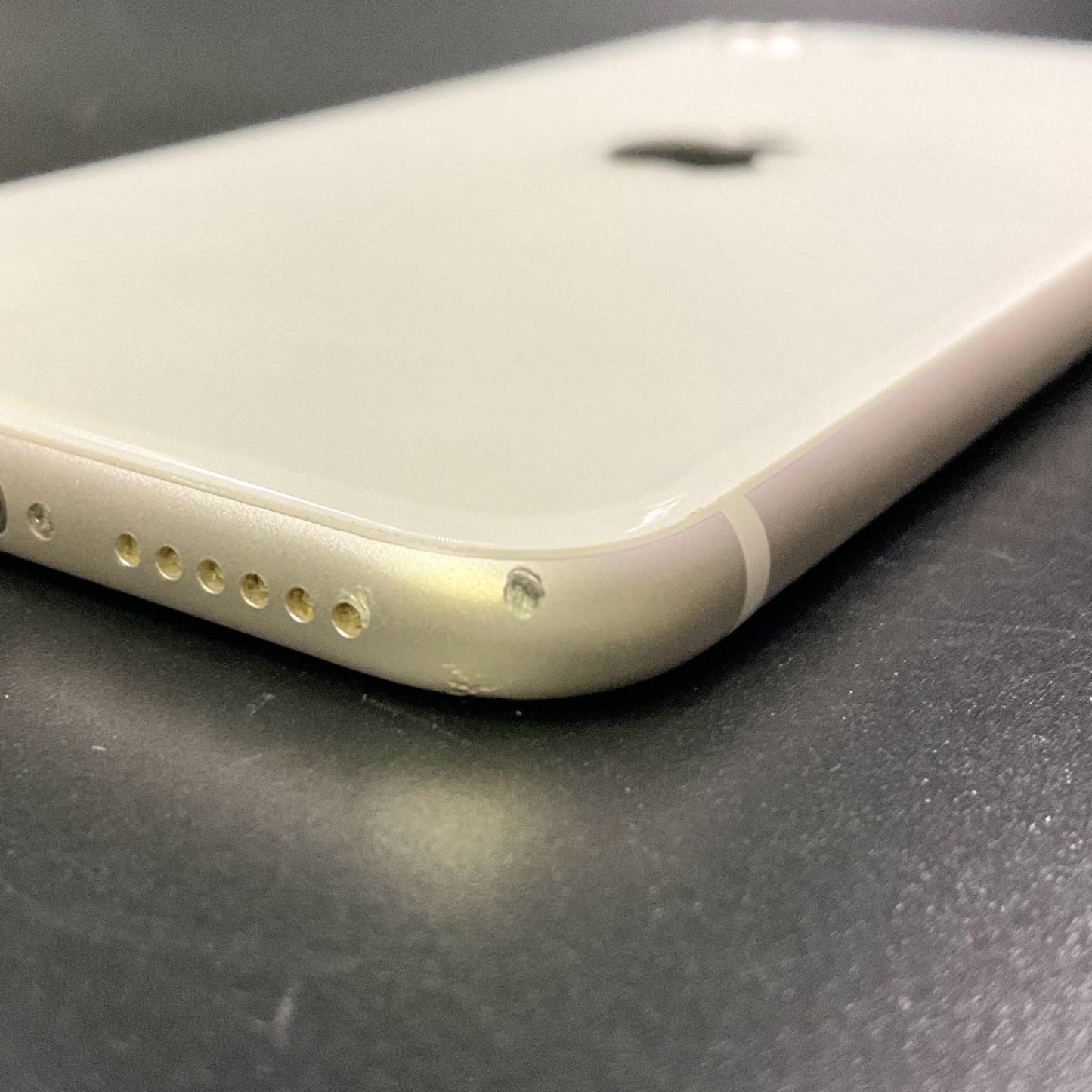 【全額返金保証】【最速発送】Apple iPhone iPhone SE（第3世代） 64GB ホワイト docomo 白ロム 動作確認済 83%