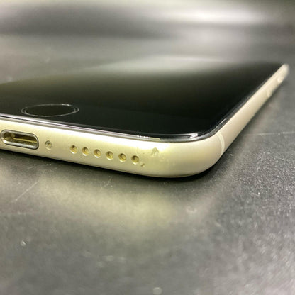 【全額返金保証】【最速発送】Apple iPhone iPhone SE（第3世代） 64GB ホワイト docomo 白ロム 動作確認済 83%
