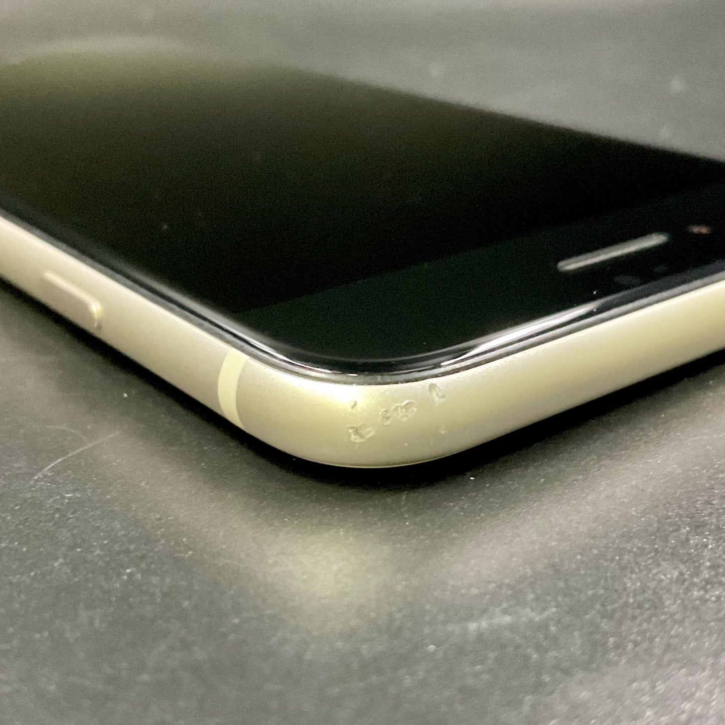 【全額返金保証】【最速発送】Apple iPhone iPhone SE（第3世代） 64GB ホワイト docomo 白ロム 動作確認済 83%