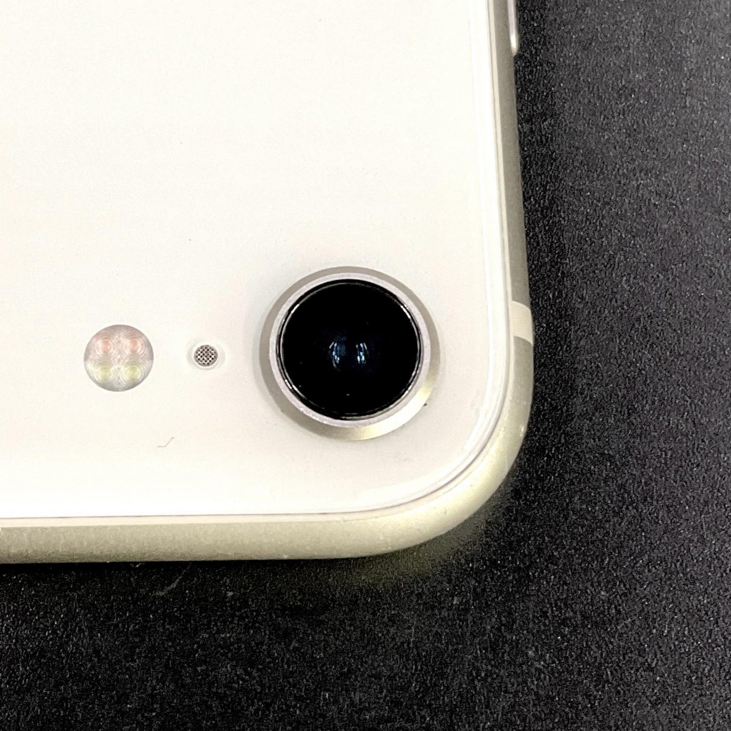【全額返金保証】【最速発送】Apple iPhone iPhone SE（第3世代） 128GB スターライト docomo 白ロム 動作確認済 82%