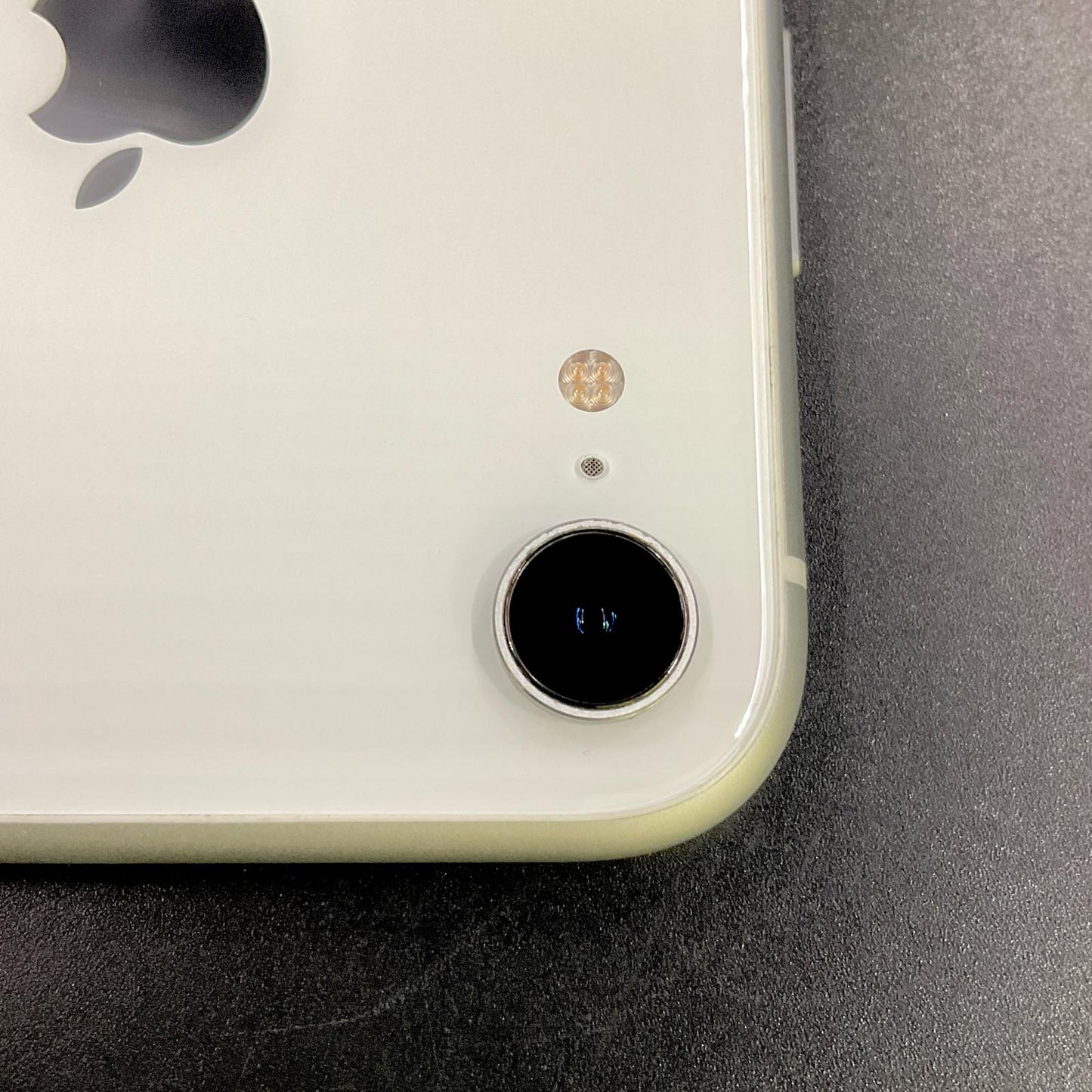 【全額返金保証】【最速発送】Apple iPhone iPhone XR 128GB ホワイト au 白ロム 動作確認済 83%